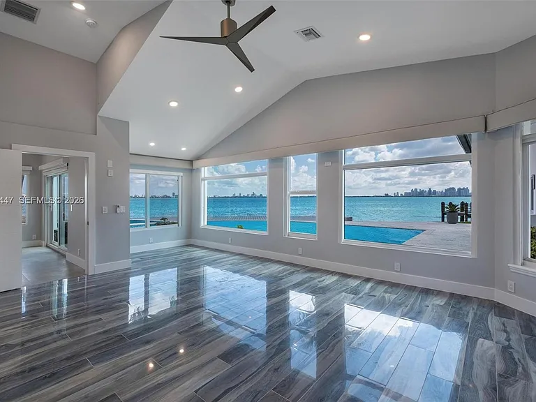 1365 Bay Ter — Photo 15