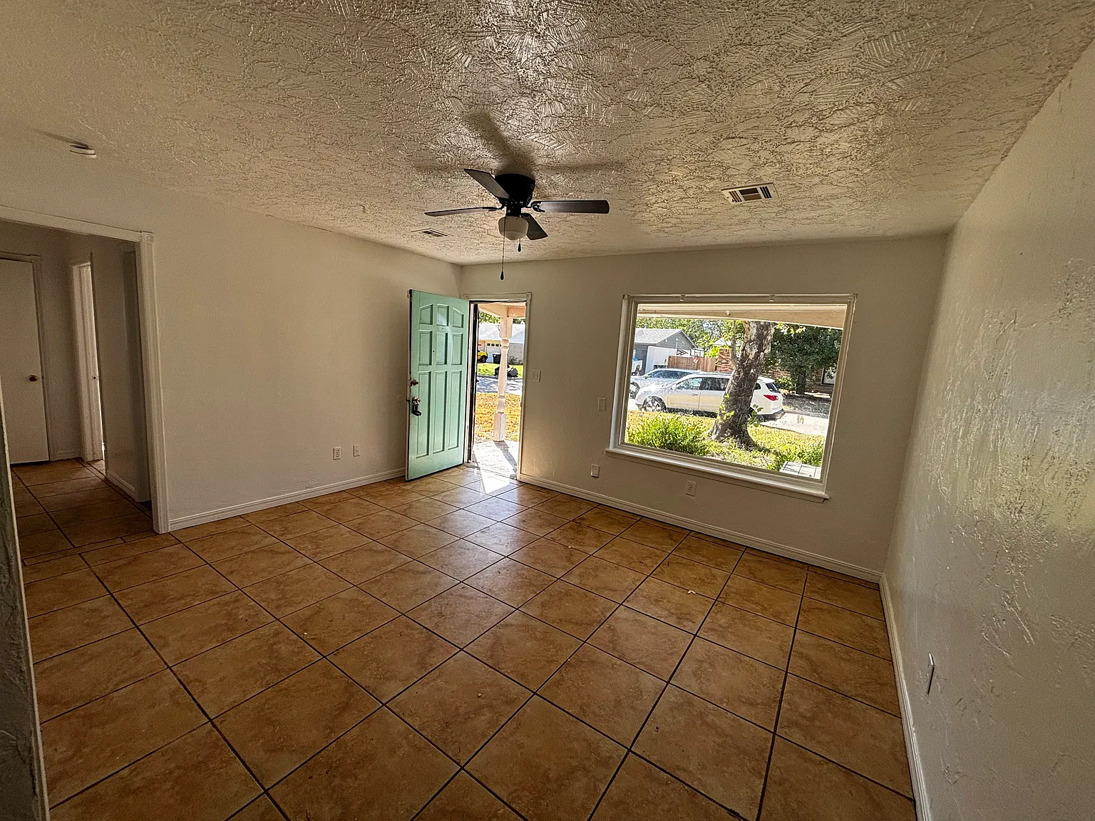 3 bed, 858 sqft, $1,200 — Photo 3