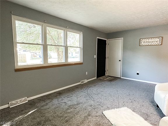 5th image of 415 S Maple Dr