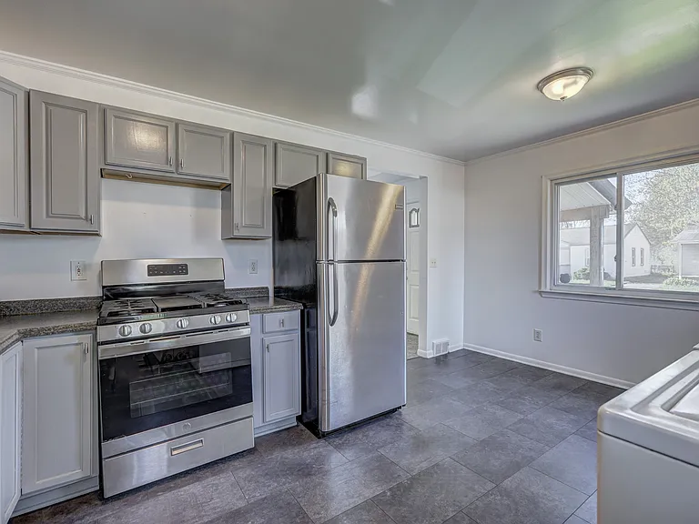 1731 E Pearl Ave — Photo 6