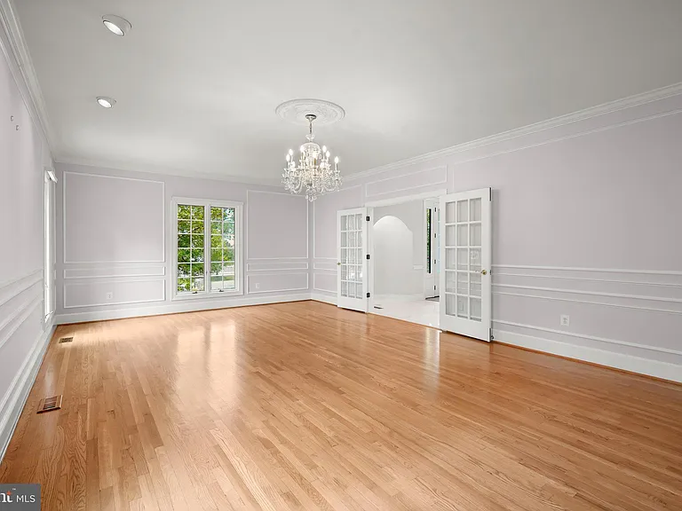 9809 Hall Rd — Photo 7