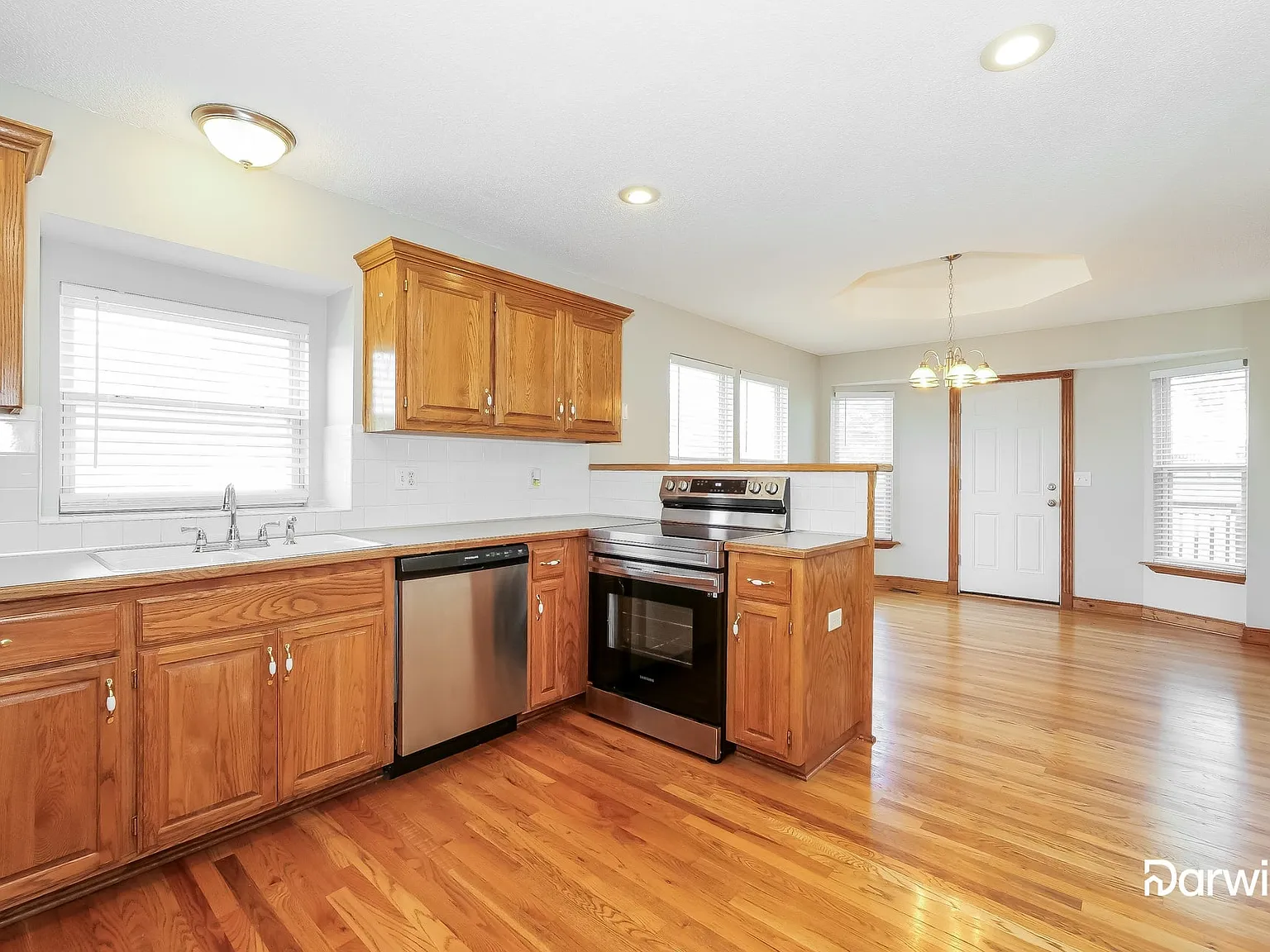 3 bed, 2.5 bath, 1855 sqft, $2,240 — Photo 3