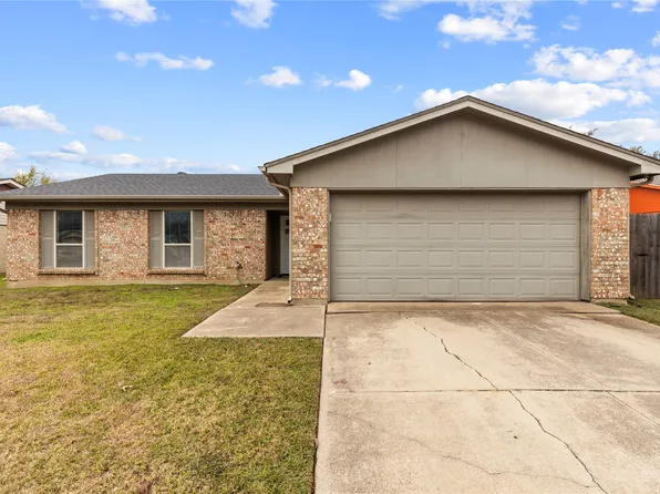 1245 N Knowles Dr, Saginaw, TX 76179