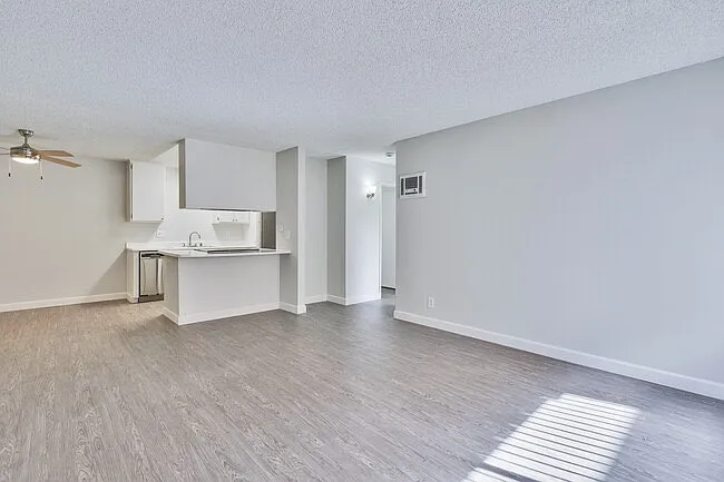 3 bed, 1050 sqft, $3,279 — Photo 2