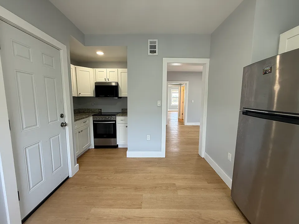 566 Shirley St #5