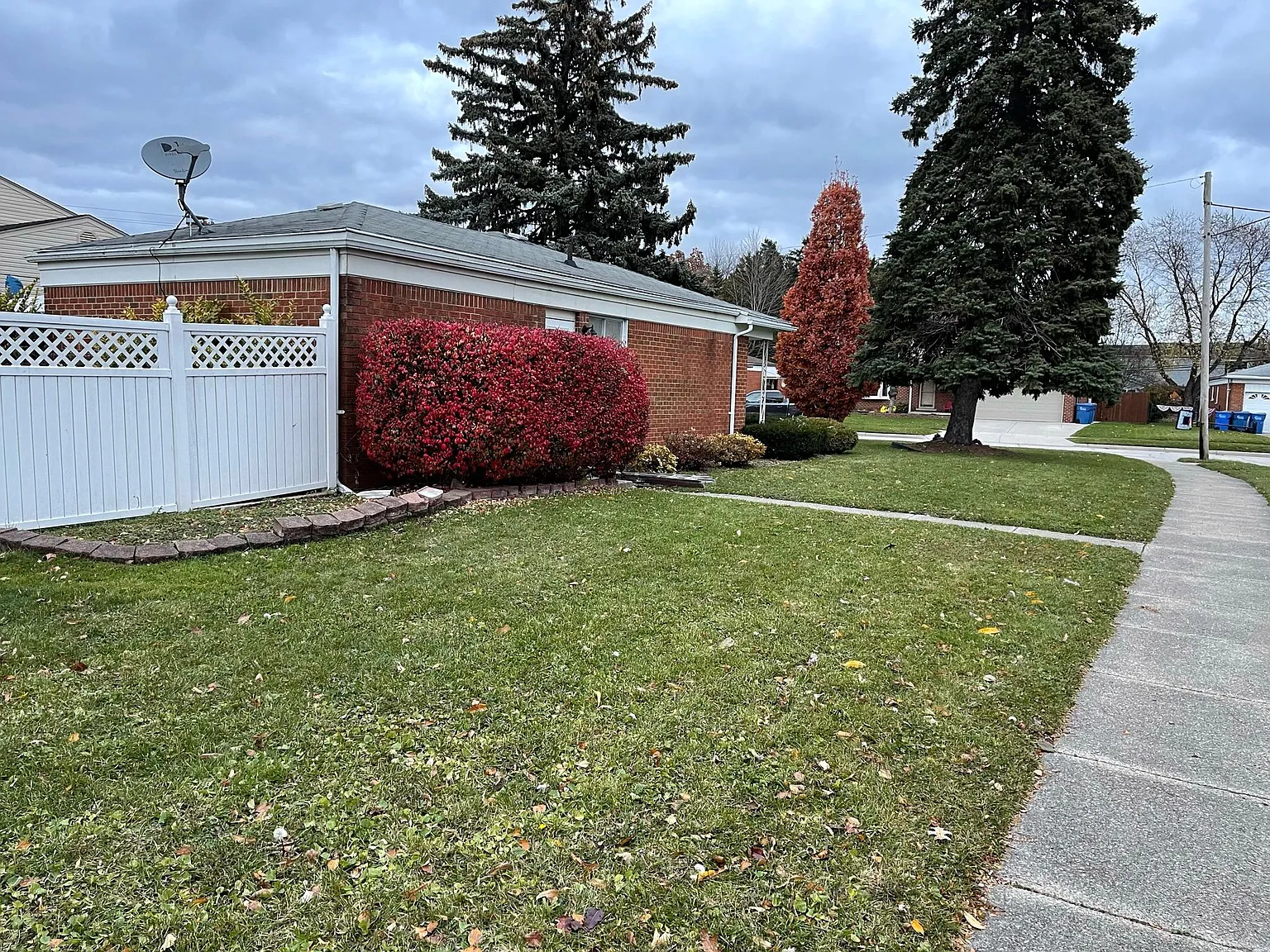 3 bed, 1.5 bath, 1300 sqft, $2,300 — Photo 4