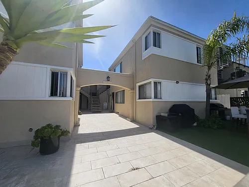 Mission Beach 1Bed 1 Bath steps from the water! Photo 1