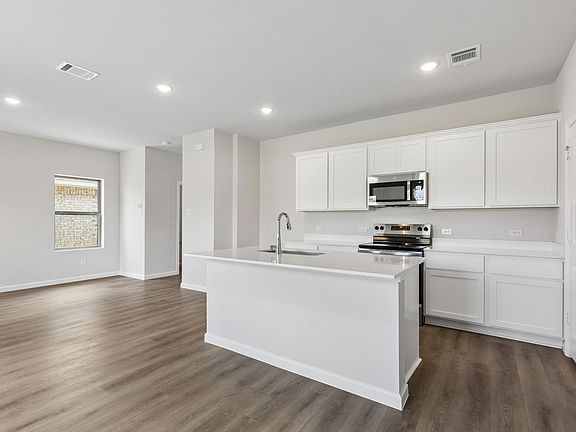 4th image of 708 Hillcrest Blvd