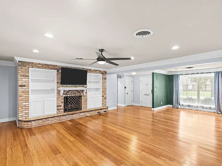 230 Rossitter St — Photo 10