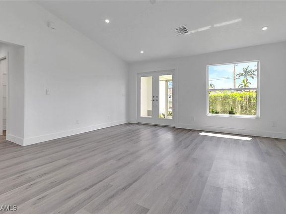 4th image of 213 SE 24th St