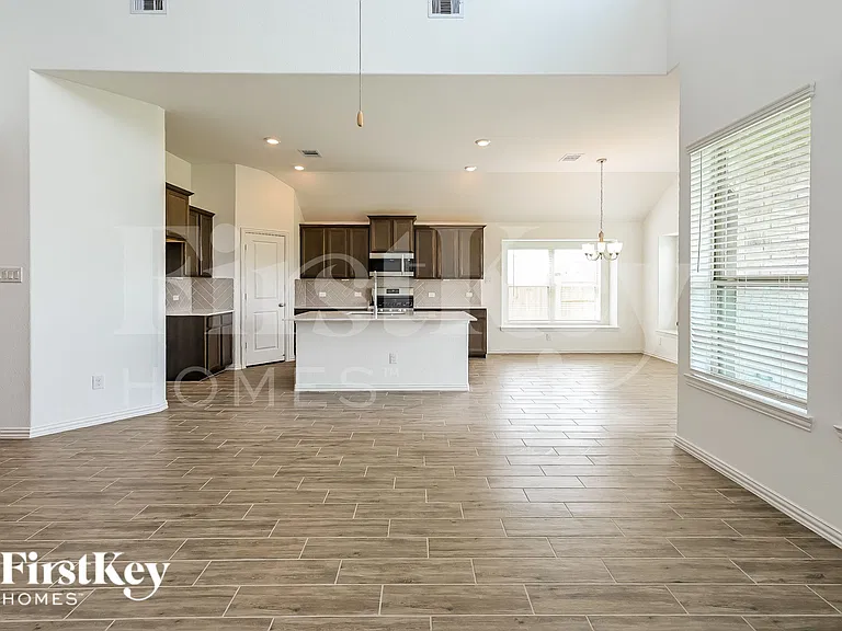 14915 Lake Shore Ave — Photo 3