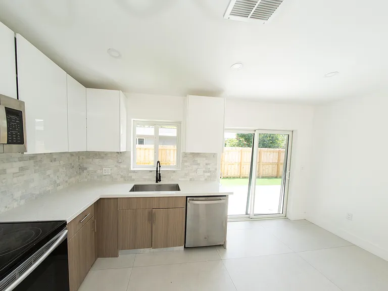 2160 SW 16th Ct — Photo 9