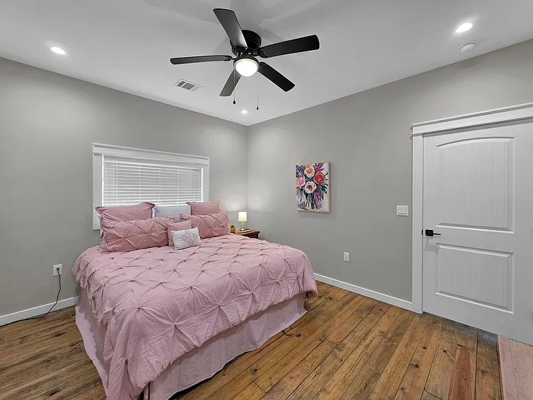 1049 Sunset Cir W — Photo 32