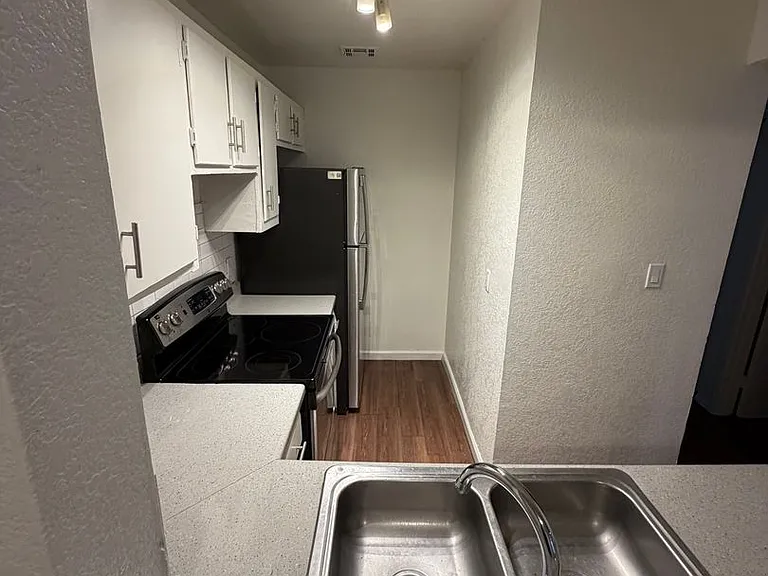 4145 N Longview Ave — Photo 5