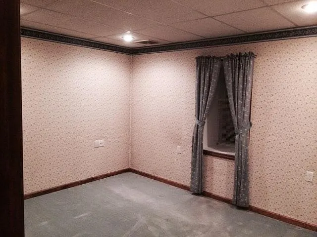 Bed room with closet