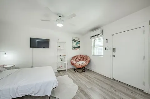 805 N Echo Ave — Photo 15