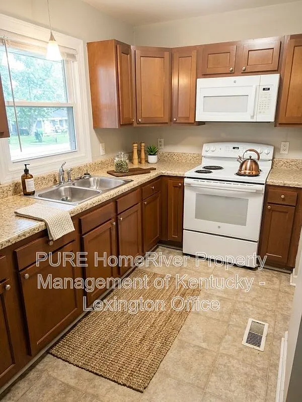 3 bed, 1.0 bath, 750 sqft, $995 — Photo 2