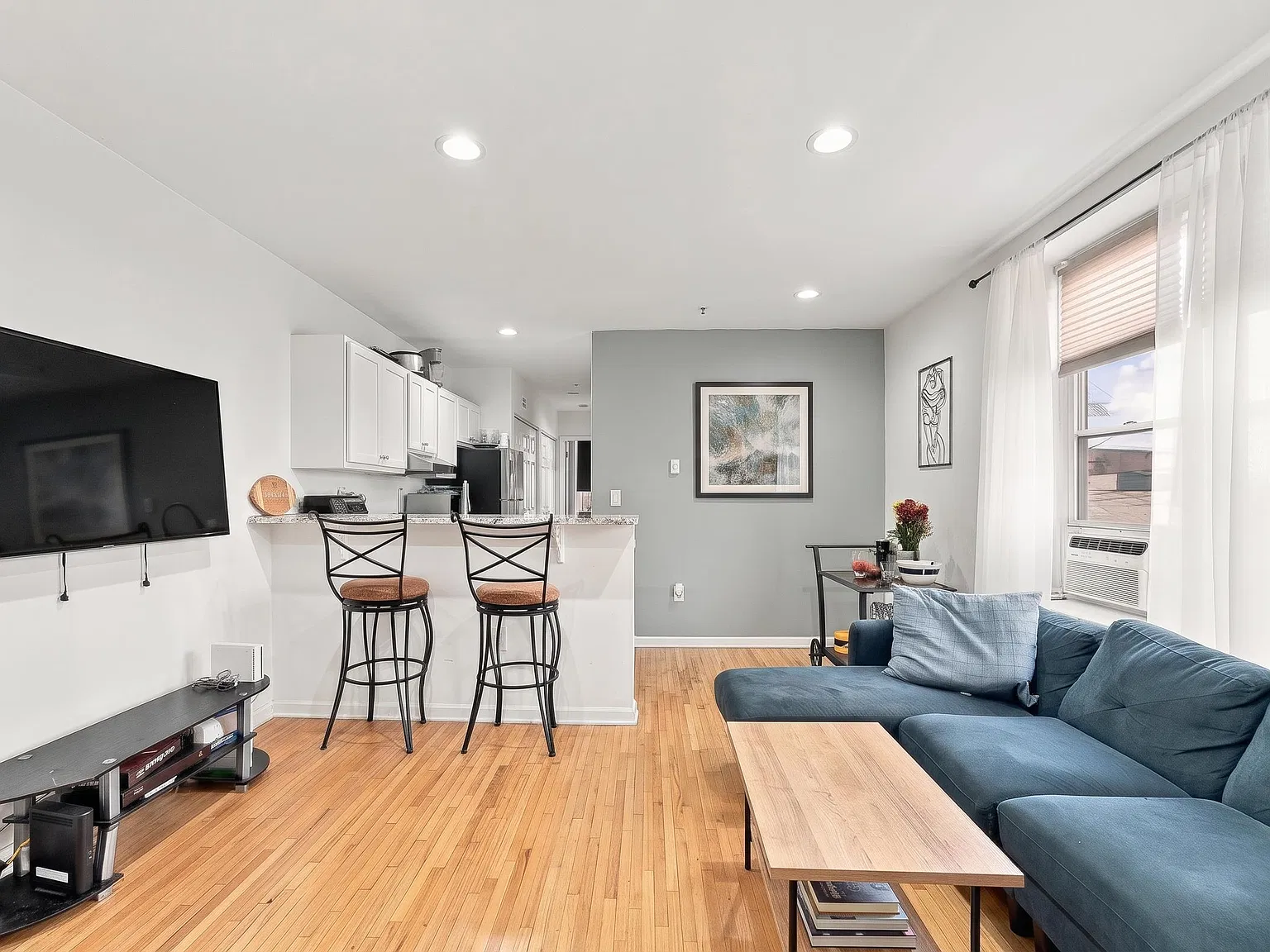 2 bed, 1.0 bath, 605 sqft, $3,300 — Photo 3