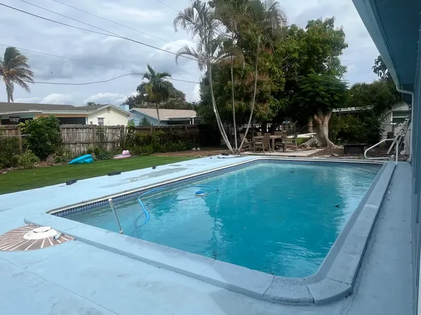 8153 SE Carlton St, Hobe Sound, FL 33455