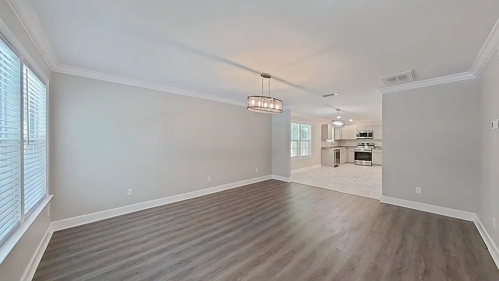 3 bed, 2.0 bath, 1369 sqft, $1,800 — Photo 3