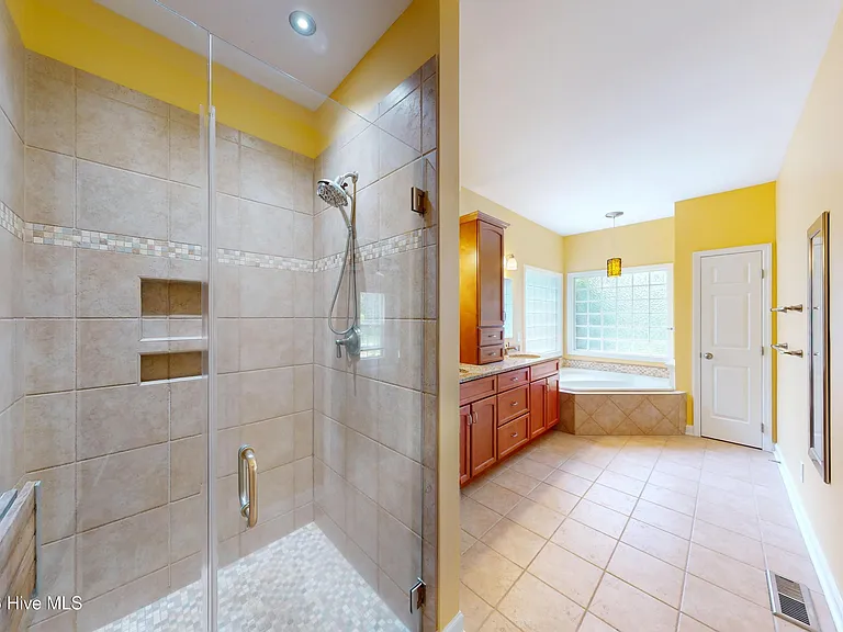 1140 Greenbriar Dr — Photo 21