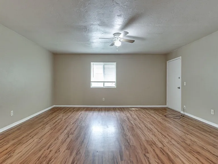 6026 Nw Expy #C — Photo 8