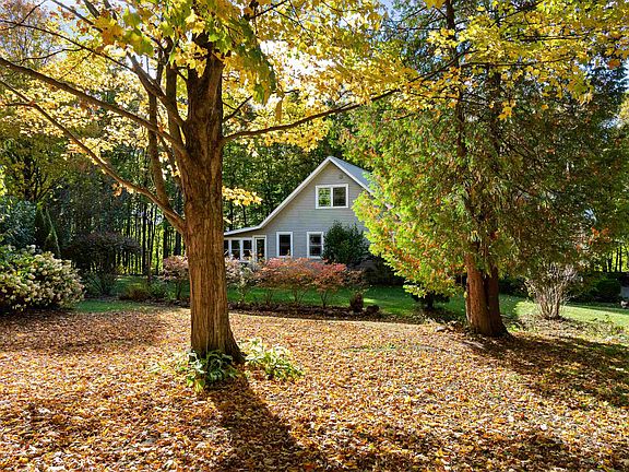 2nd image of 25 Ironwood Road