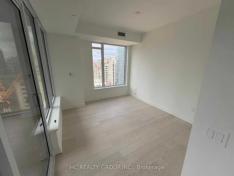 11 Yorkville Ave E #1412 — Photo 7