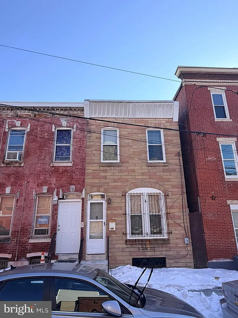 2740 W Cabot St photo 1