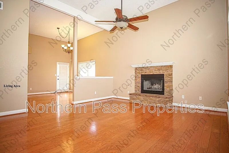 3 bed, 2.0 bath, 1359 sqft, $1,895 — Photo 3