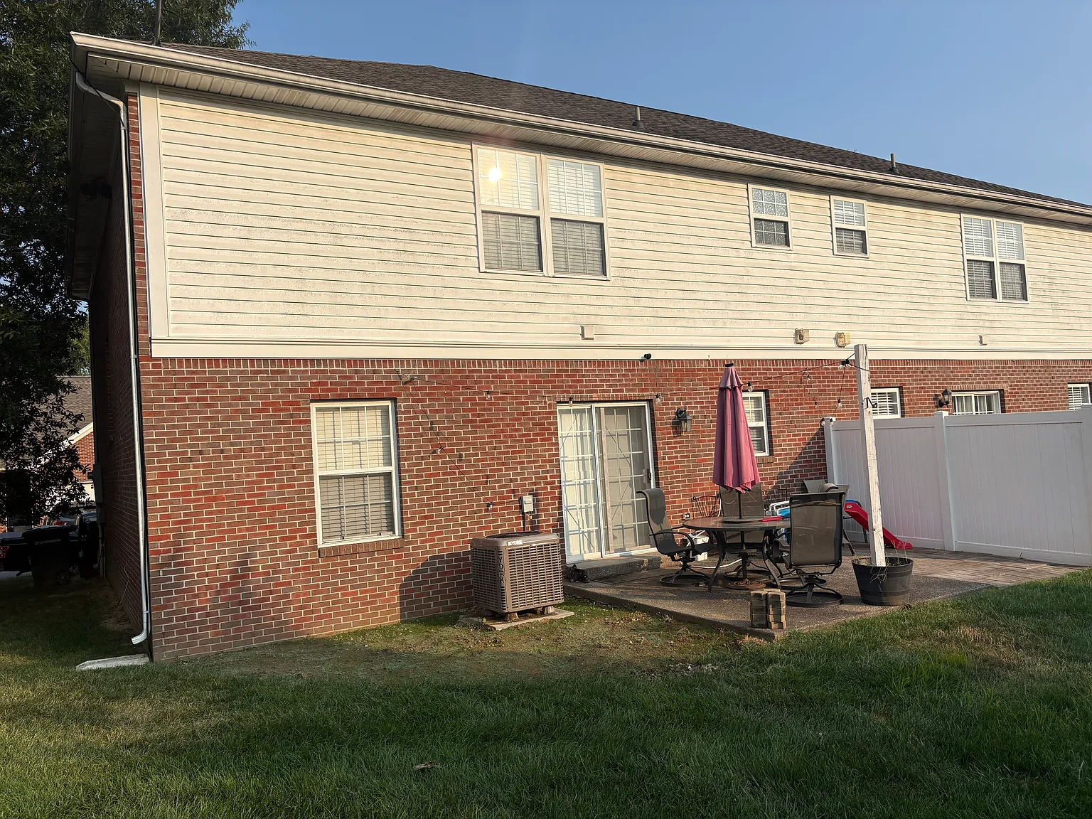 3 bed, 2.5 bath, 1932 sqft, $2,000 — Photo 2