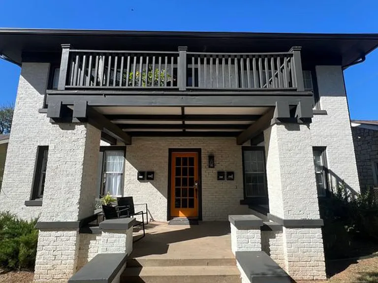 3021 1/2 N Robinson Ave — Photo 2