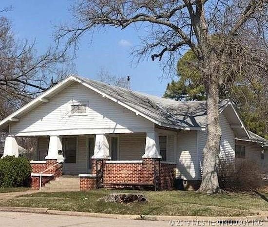 1st image of 823 E 9th St
