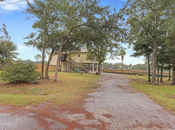 8833 Pickering Forrest Dr, Ocean Springs, MS 39564