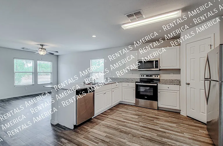 229 E Watson Pl — Photo 4