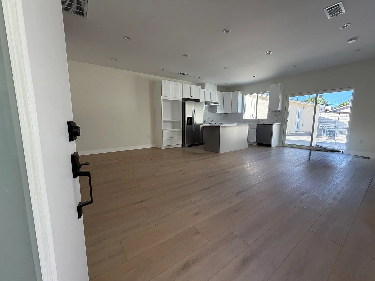 2 bed, 1000 sqft, $3,200 — Photo 4