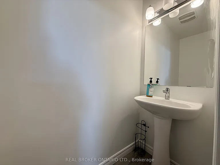 66 Fallengale Cres — Photo 8