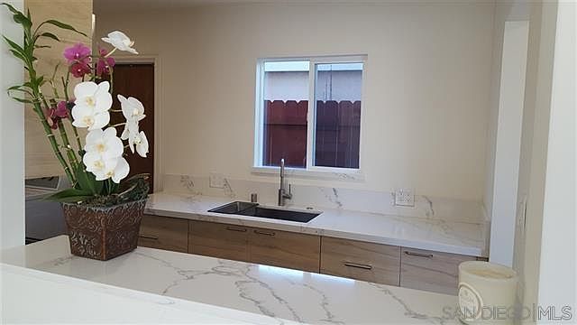 quartz counters and farmhouse sink