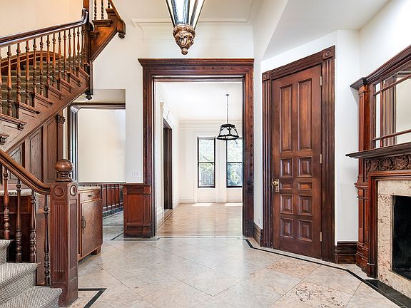 3rd image of 51 W 73rd St #1