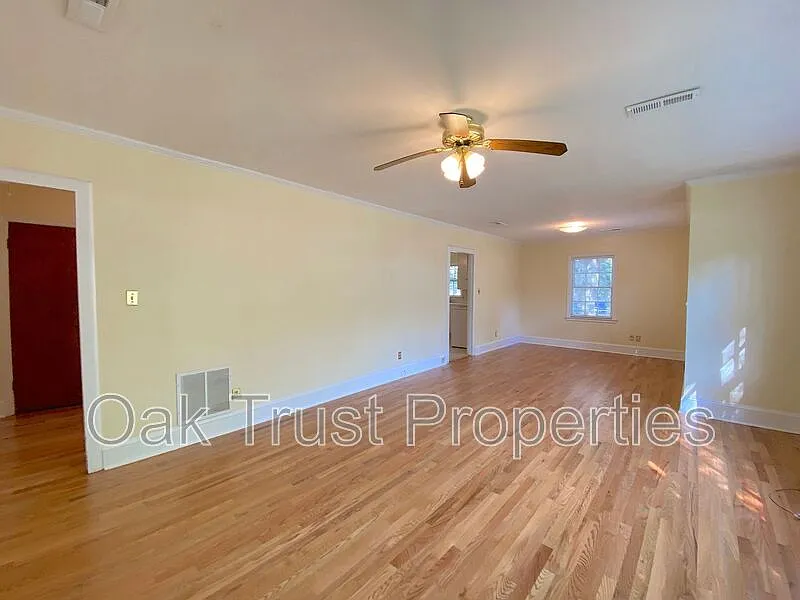 3 bed, 1.0 bath, 1227 sqft, $2,500 — Photo 2