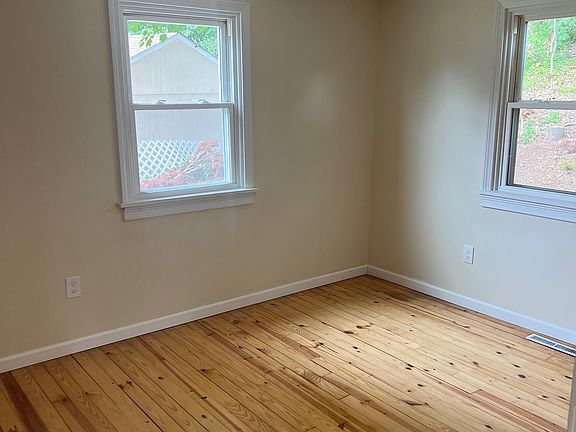 4th image of 31 Whippoorwill Rd
