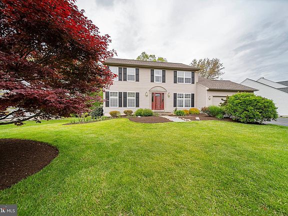 2nd image of 211 Cherry Blossom Pl