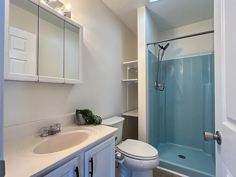 1451 N Delphine Ave — Photo 19