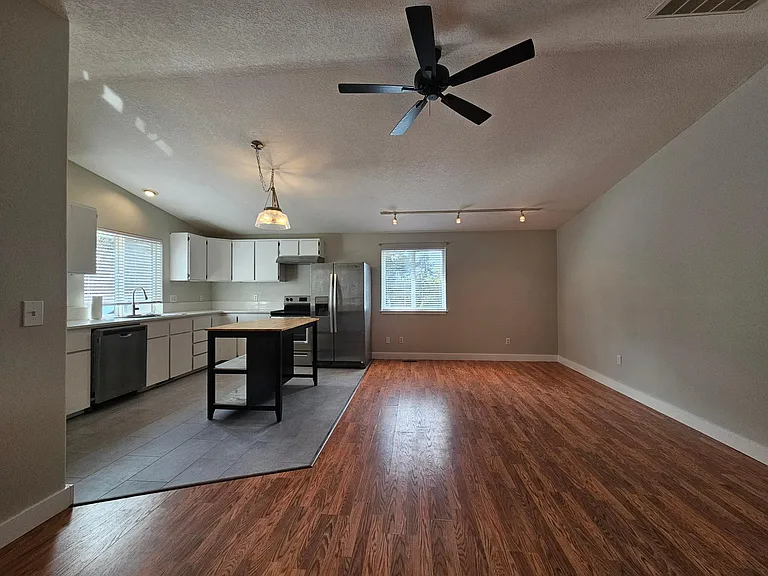 13235 SE Oatfield Rd — Photo 1