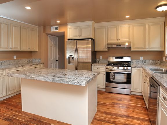 3rd image of 1484 La Paloma St