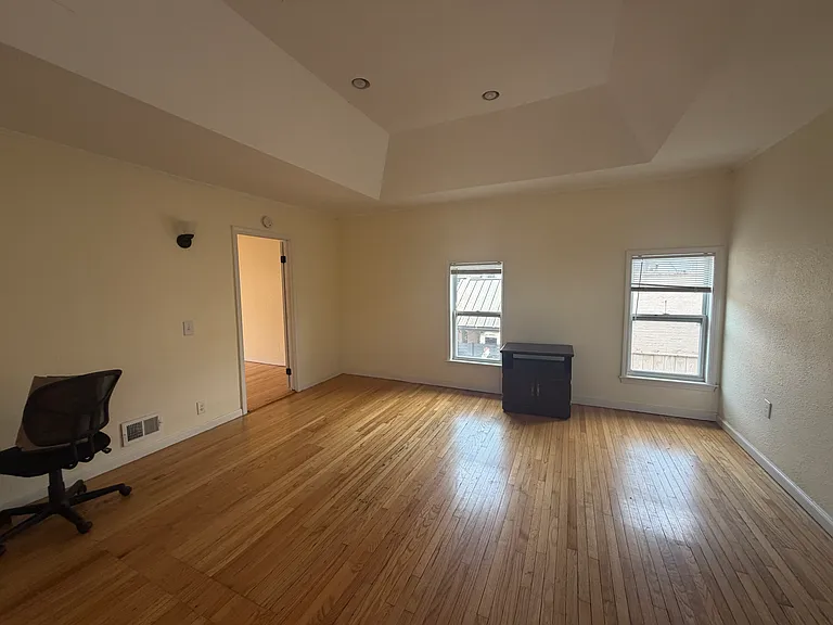 9-9.5 Lawrence St #UP — Photo 3