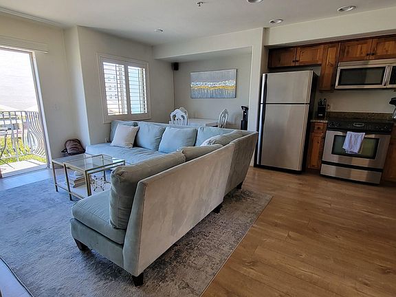 5th image of 801 W Hawthorn St W #400