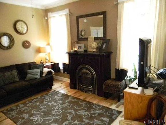 3rd image of 191 Caroline St