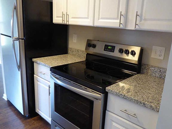 3rd image of 28 Maple Dr