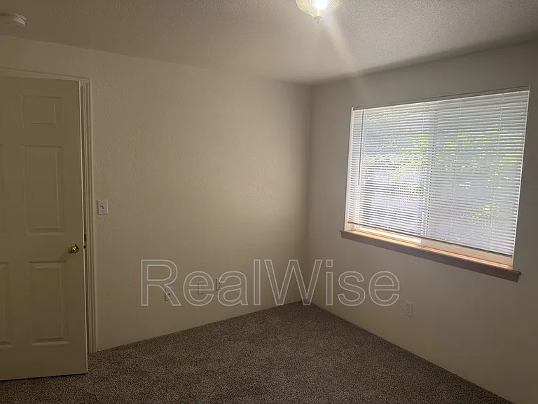 210 3rd St #B — Photo 26